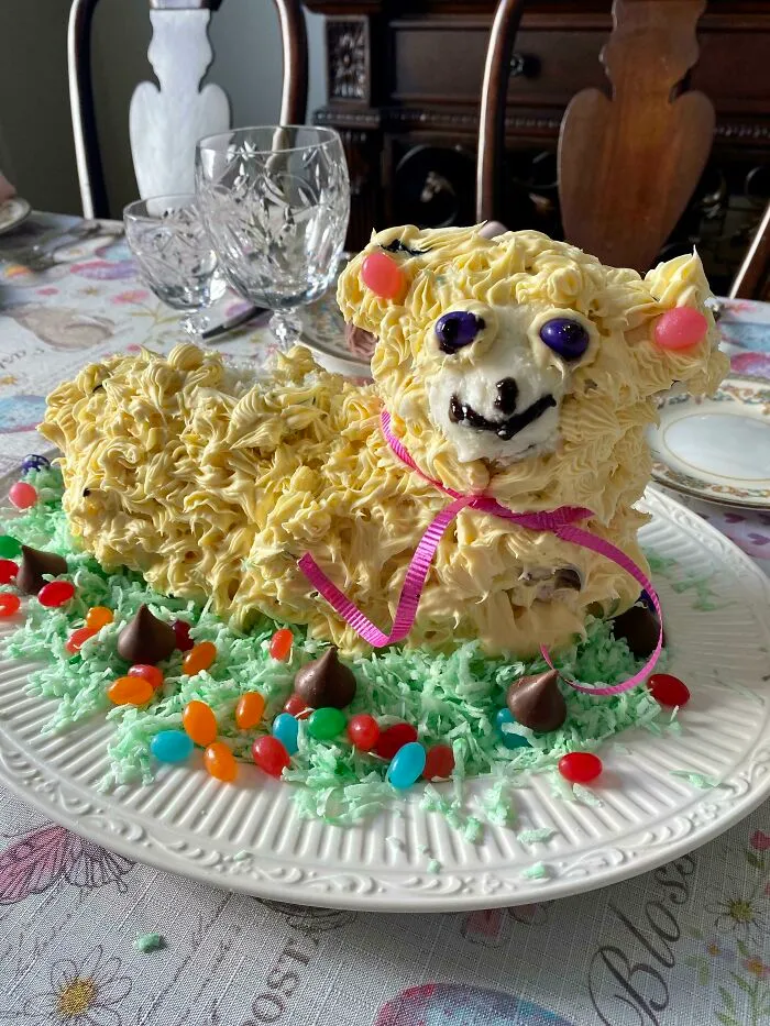 Un pastel de corderito salido de la peor de las pesadillas