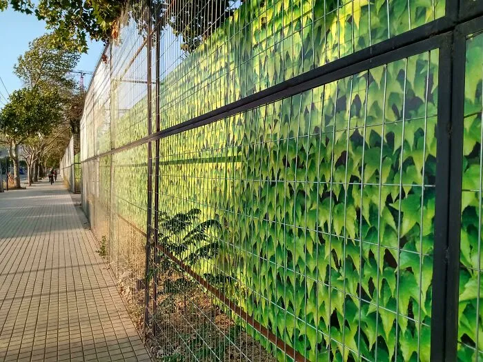 Esta valla parece los límites de la zona jugable de un juego