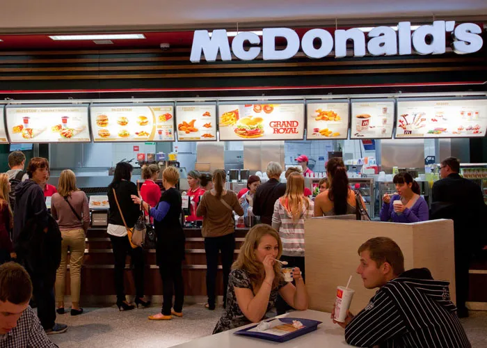 40 Ignorant And Disrespectful Things People Witnessed American Tourists Doing In Other Countries