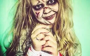 A Horror–Mad Seven-Year-Old Girl Has Ditched Disney Princesses To Dress Up As Horror Icons (45 Pics)