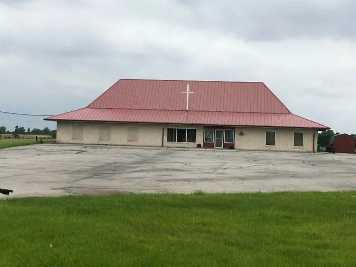 ¡Alabado sea Quesús! ¡Es una iglesia!