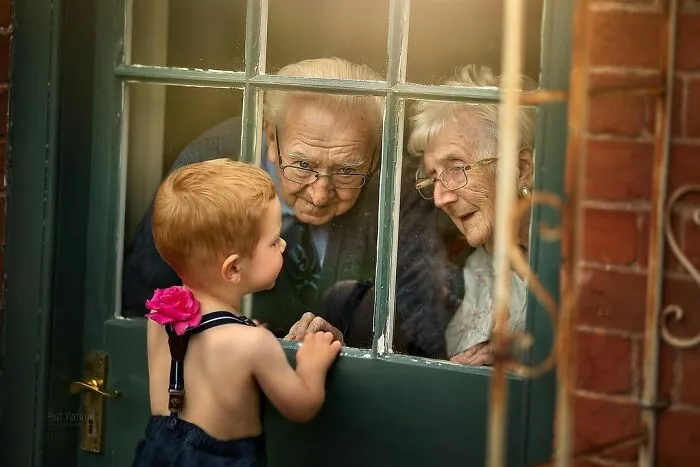 Retrato a abuelos con sus nietos porque nadie nunca me fotografió con los míos (27 imágenes)