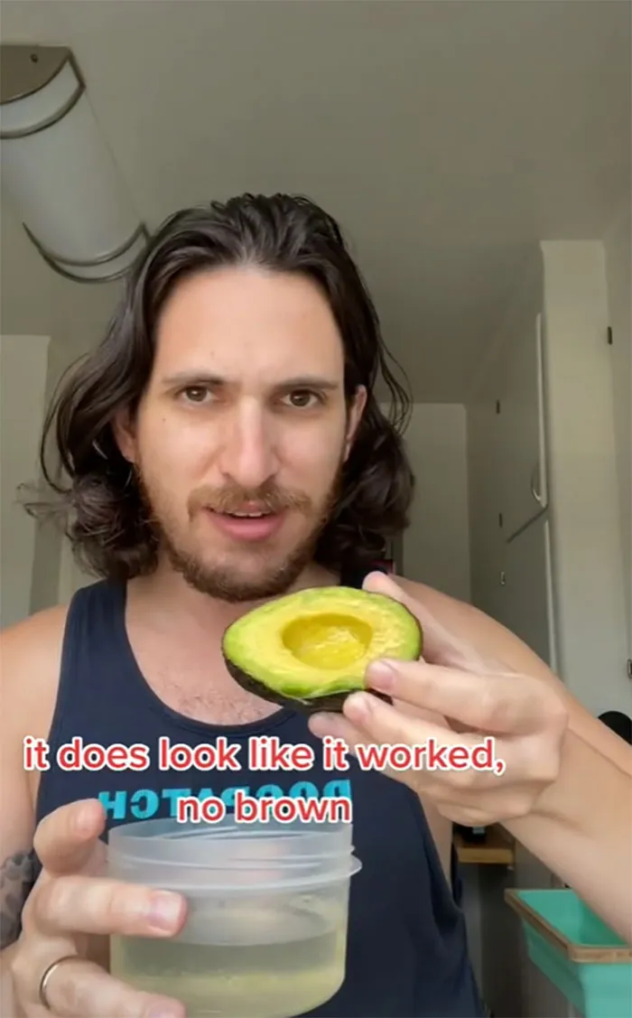 Puedes guardar los aguacates en agua para mantenerlos frescos más tiempo
