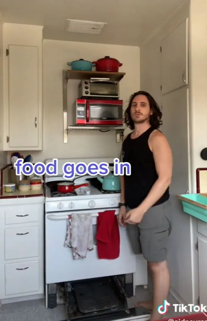 El cajón de abajo de la cocina no es para guardar sartenes, es para mantener la comida caliente
