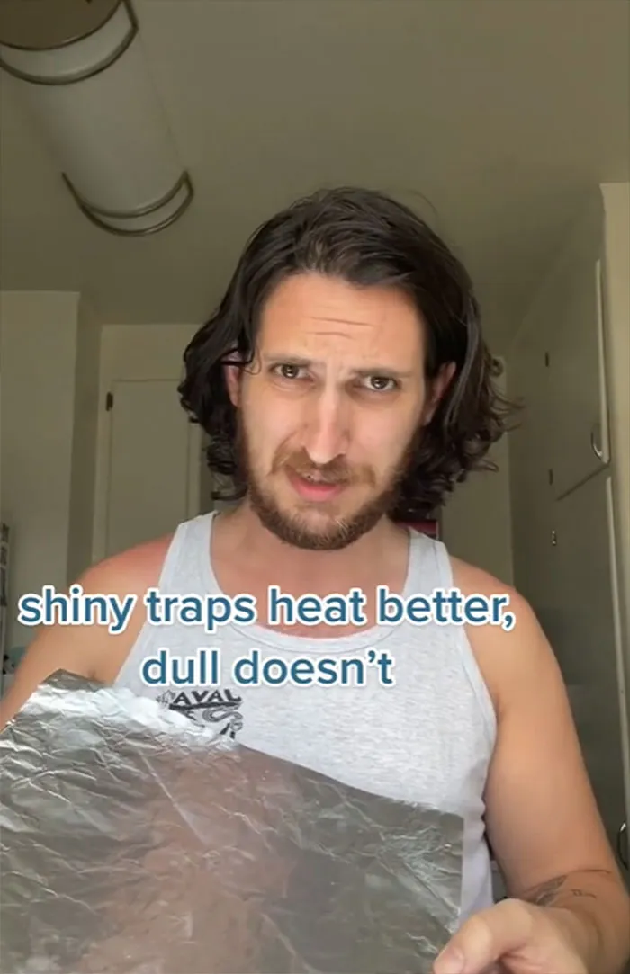 El papel de aluminio tiene un lado brillante y otro opaco, ¿y se supone que el lado brillante toca la comida? El lado brillante atrapa mejor el calor, el opaco no