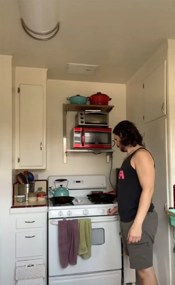 La sal evita que el aceite salpique en la sartén. Aparentemente
