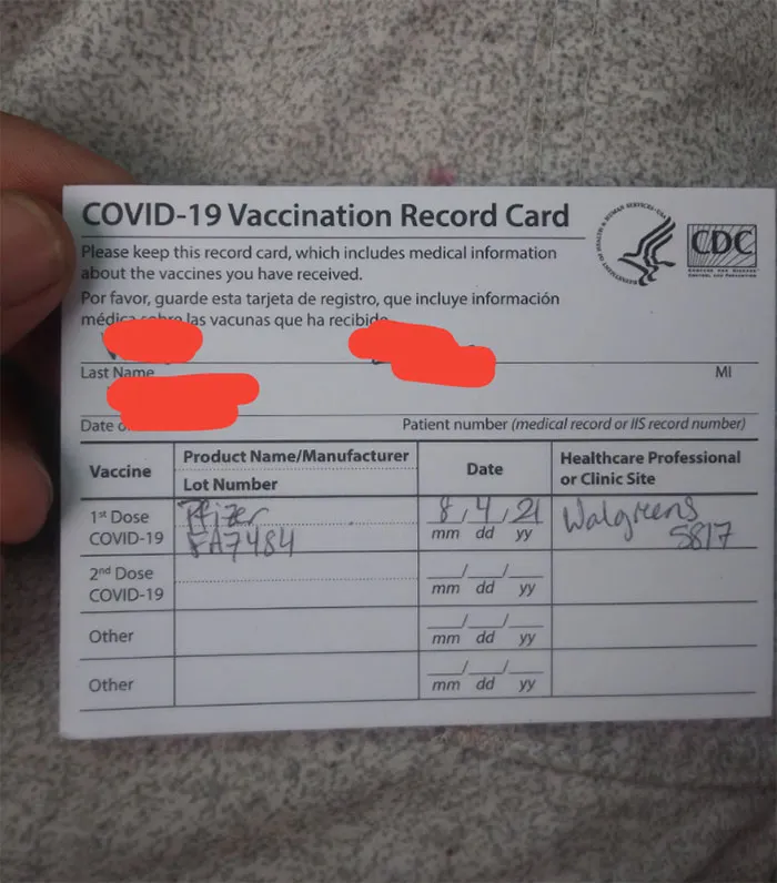 Mis padres nunca me vacunaron y me enseñaron a que no creyera en las vacunas, pero me cansé de ello y ahora acabo de recibir una dosis de la vacuna contra la COVID-19 de Pfizer