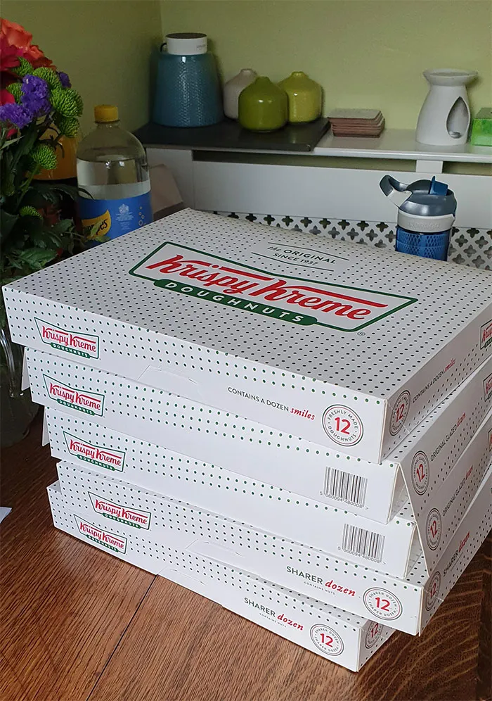 Compré 60 donuts para celebrar mi 20º cumpleaños en la oficina, y van y me dicen que me tengo que aislar y trabajar desde casa toda la semana