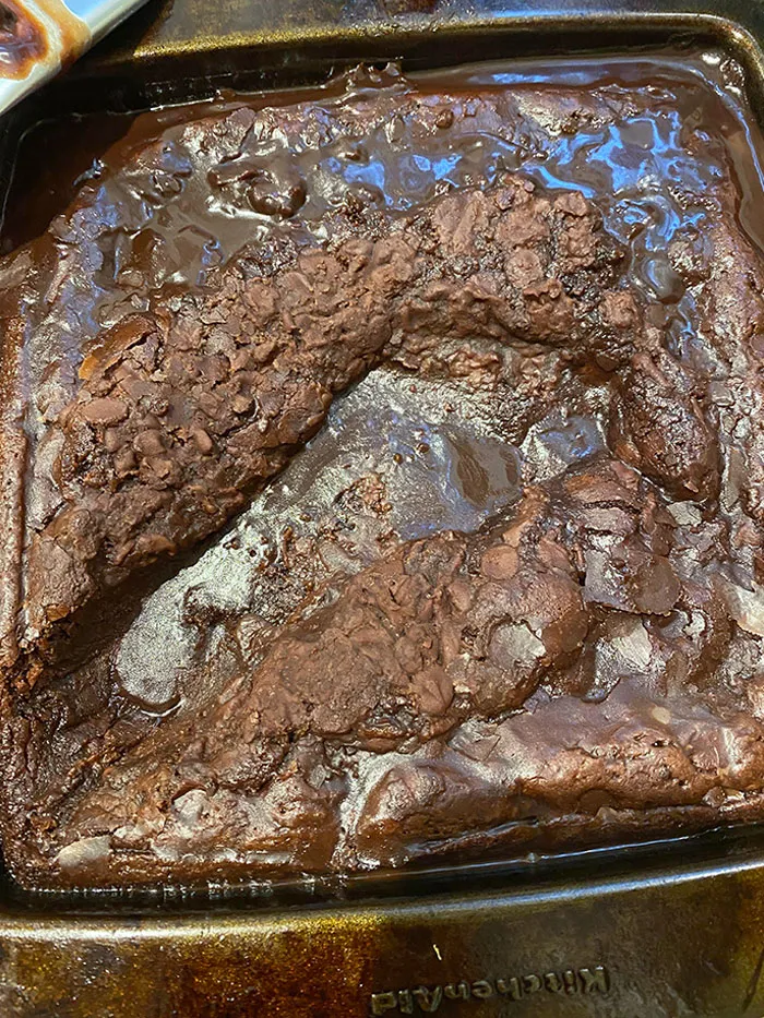 Mi madre hizo brownies para mi cumple y mi hijo insistió en llevarlos él a casa