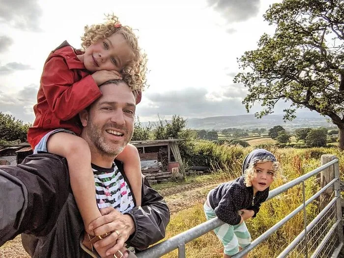 Father Of 4 Daughters Refuses To Sugarcoat His Instagram Pics, Has A Massive Following Online (New Pics)