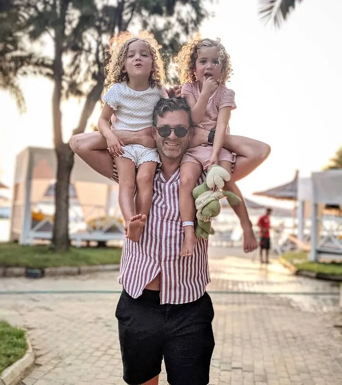Father Of 4 Daughters Refuses To Sugarcoat His Instagram Pics, Has A Massive Following Online (New Pics)