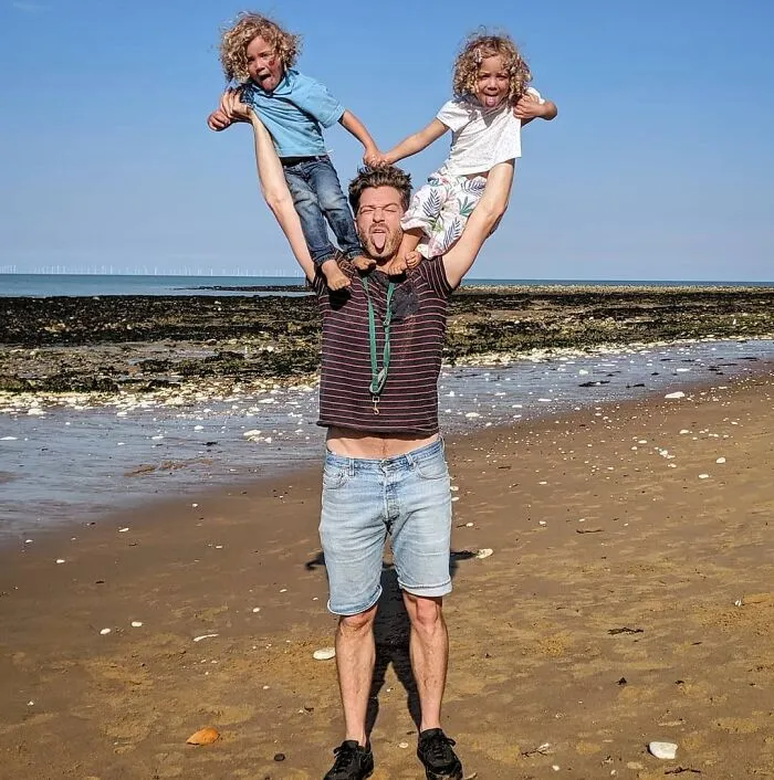 Father Of 4 Daughters Refuses To Sugarcoat His Instagram Pics, Has A Massive Following Online (New Pics)