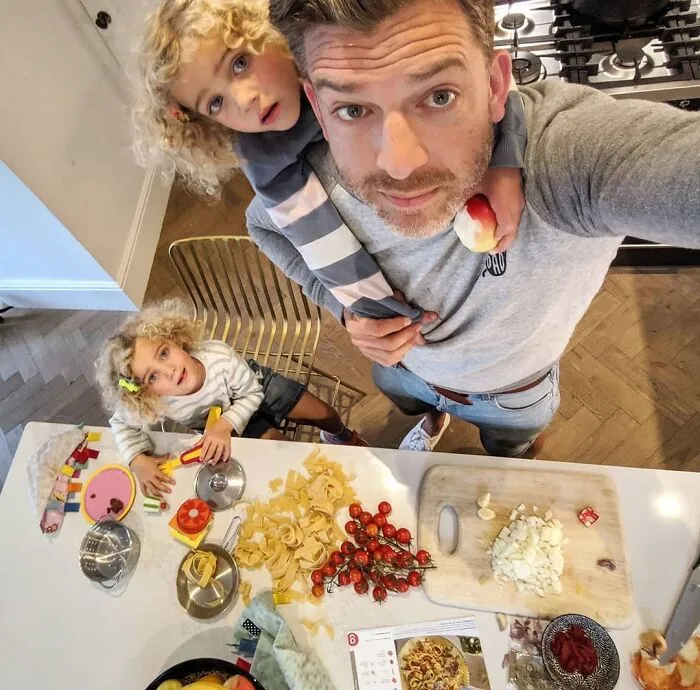 Father Of 4 Daughters Refuses To Sugarcoat His Instagram Pics, Has A Massive Following Online (New Pics)