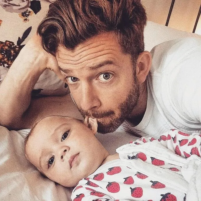 Father Of 4 Daughters Refuses To Sugarcoat His Instagram Pics, Has A Massive Following Online (New Pics)