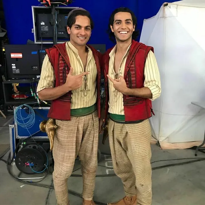 Mena Massoud junto a su doble de riesgo en el set de Aladdin