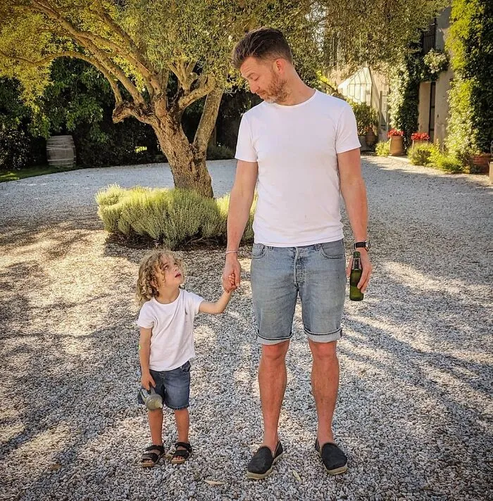Father Of 4 Daughters Refuses To Sugarcoat His Instagram Pics, Has A Massive Following Online (New Pics)