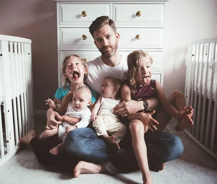 Este padre de 4 hijas se niega a "endulzar" sus fotos de Instagram y cada vez tiene más seguidores (nuevas fotos)