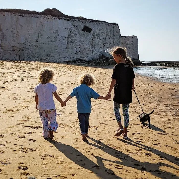 Father Of 4 Daughters Refuses To Sugarcoat His Instagram Pics, Has A Massive Following Online (New Pics)