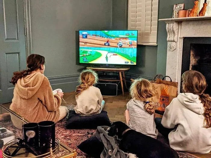 Father Of 4 Daughters Refuses To Sugarcoat His Instagram Pics, Has A Massive Following Online (New Pics)
