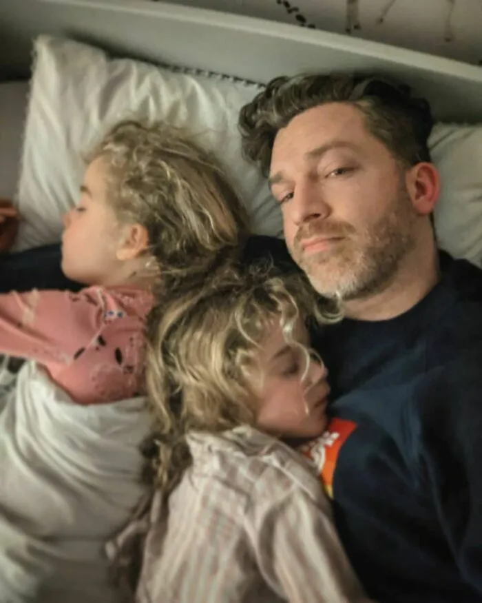 Father Of 4 Daughters Refuses To Sugarcoat His Instagram Pics, Has A Massive Following Online (New Pics)