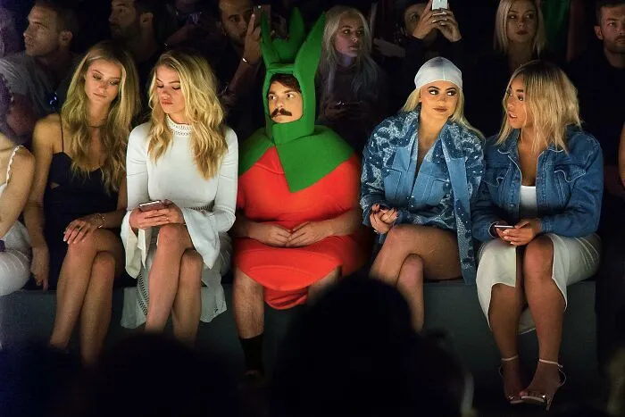 This Guy Won't Stop Photoshopping Himself Into The Kardashian-Jenner Family's Photos And It Makes Them 10 Times Better (26 New Pics)