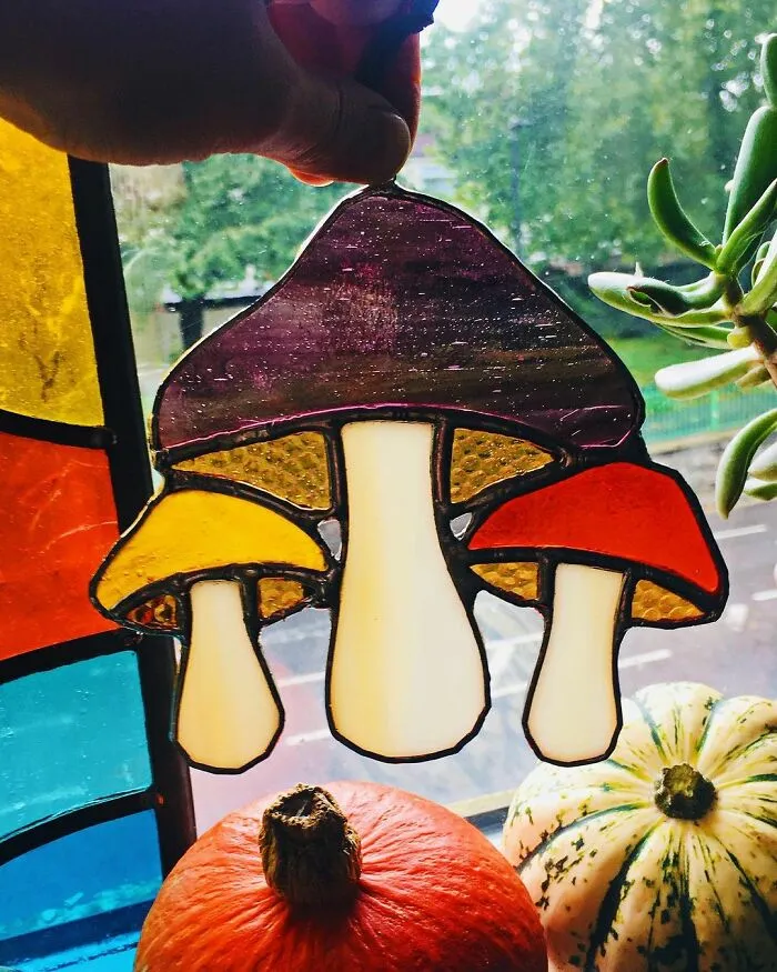 I Worked At A Glass Shop For Two Years And After I Lost My Job During The Pandemic, I Started Making Colorful Art From Stained Glass (43 Pics)