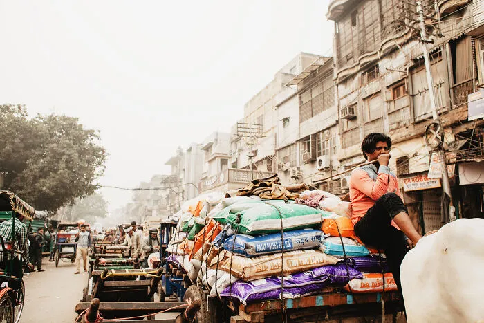 Photographer Captures The Daily Life Of People In India (35 Pics)