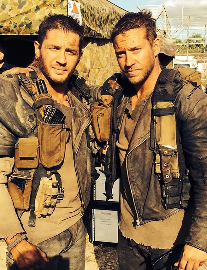 Tom Hardy con su doble de riesgo en el set de Mad Max