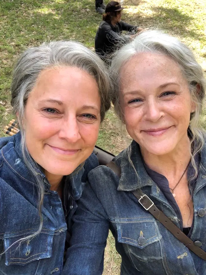 Melissa McBride y su doble de riesgo en el set de The Walking Dead