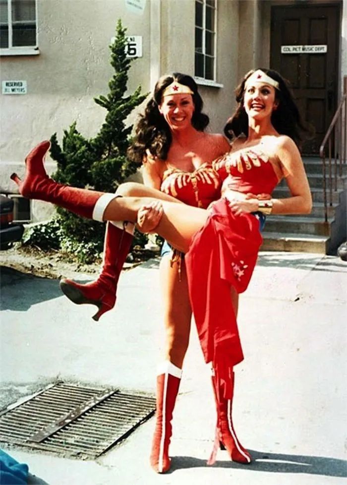 Lynda Carter junto a su doble para La Mujer Maravilla, Jeannie Epper