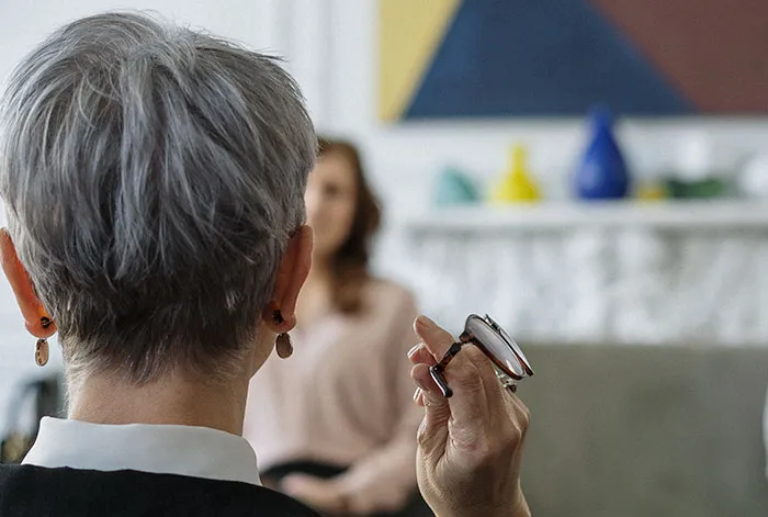 20 Mujeres comparten las preguntas acertadas de sus terapeutas que hicieron que todo encaje