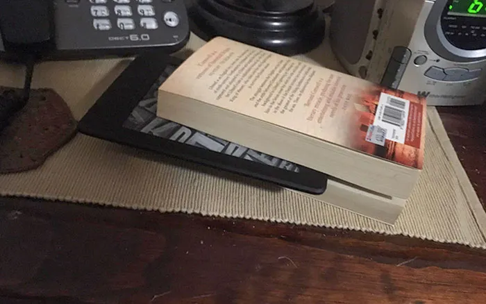 A mi padre le gusta leer, así que le regalé un Kindle para su cumpleaños. Lo está usando como marcador