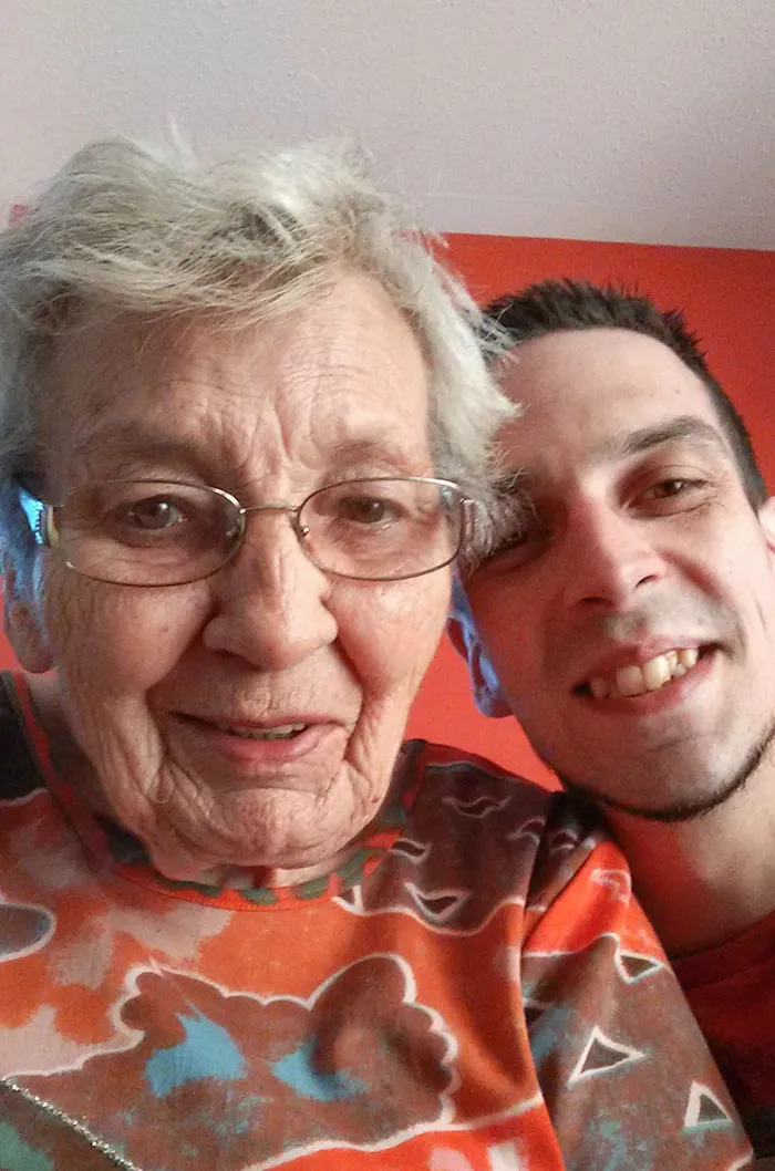 Yo: "Abuela, me gustaría hacernos una foto". Activo la cámara frontal. Abuela: "Oh, es una foto muy bonita, ¿de cuándo es?" Yo: "Somos nosotros ahora mismo"