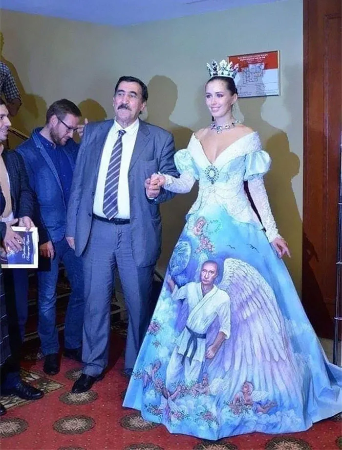 Me enamoré completamente de esto. Dios mío, es increíble, ¡ella realmente sabe lo que hace! De verdad me encanta la corona, el vestido, en cambio, es… bastante peculiar