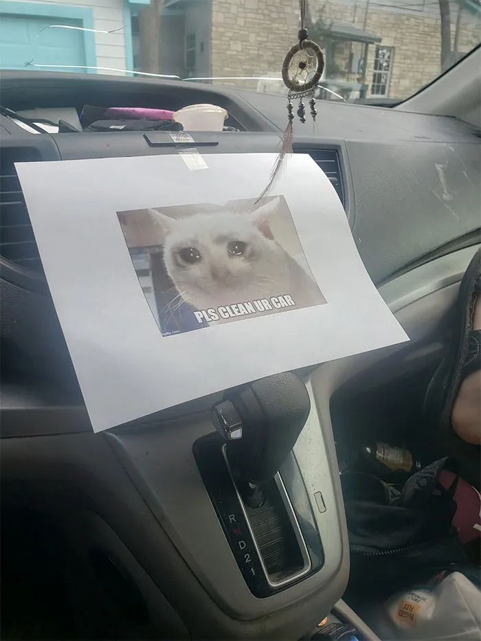 "Por favor limpia tu coche": El mecánico dejó esto en el coche de mi novia tras arreglarlo. Sigue sucio