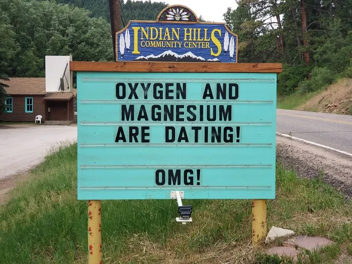 En Colorado ponen estos carteles tan divertidos con juegos de palabras geniales (19 fotos)