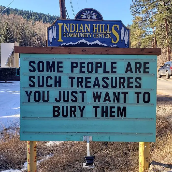 Someone In Colorado Is Putting The Funniest Signs, And The Puns Are Priceless (35 New Pics)