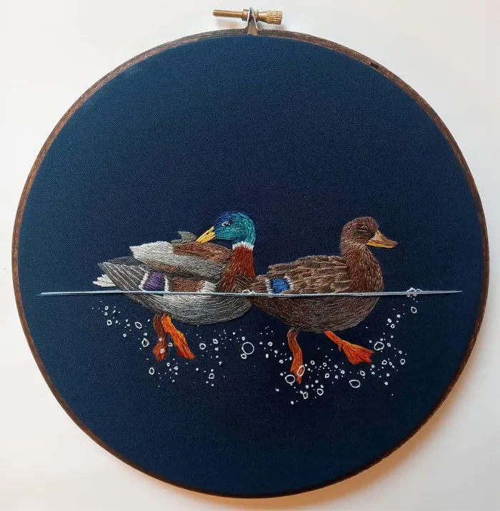 30 Preciosos bordados de animales acuáticos disfrutando del agua, por la artista Megan Zaniewski