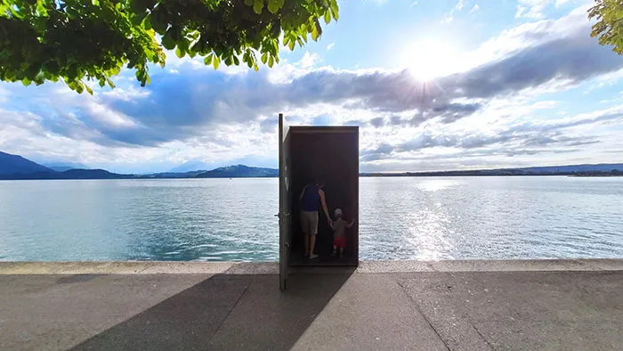 Entrada de un observatorio submarino en el lago Zug (Suiza). Tomé la foto el fin de semana, me recuerda a El show de Truman
