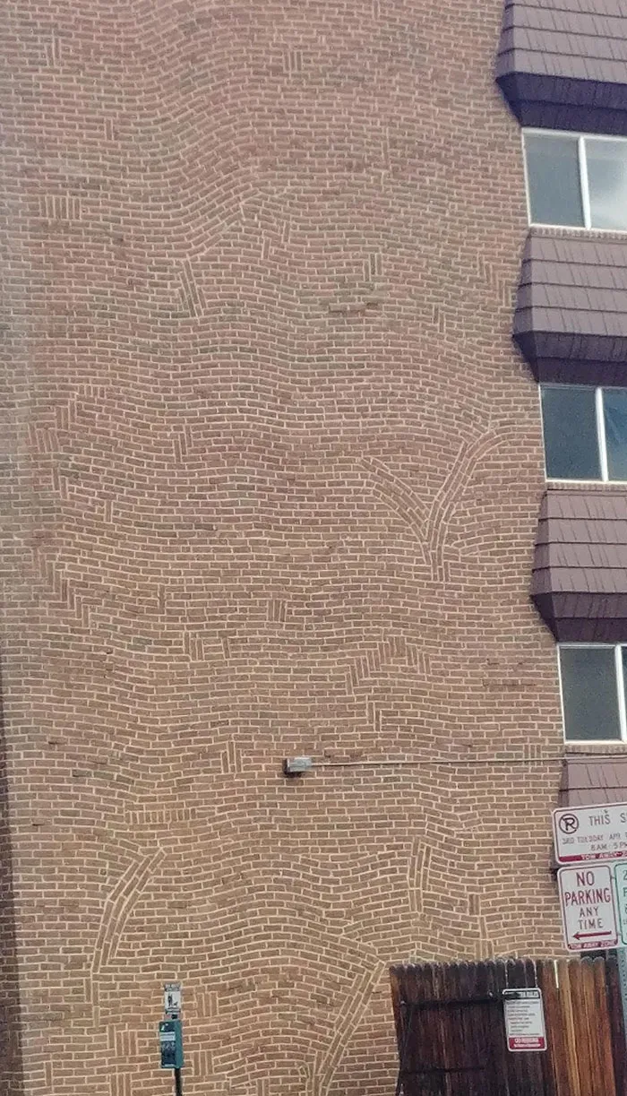 Este extraño trabajo de albañilería en el edificio de mi vecino