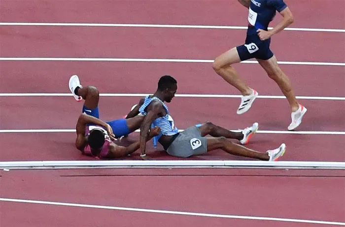 USA's Isaiah Jewett And Botswana's Nijel Amos Got In An Accident And Fell, Then They Got Up Together And Walked Each Other To The Finish
