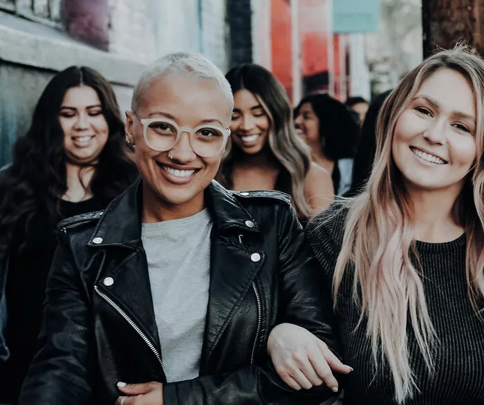 9 Trucos de psicología 'furtiva' para caerle bien a la gente al instante, compartidos por esta mujer en una entrevista en TikTok