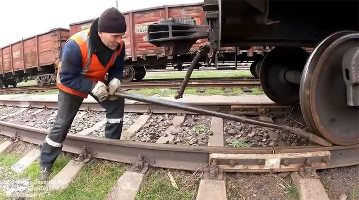 Herramienta que permite a un hombre mover todo el tren a mano