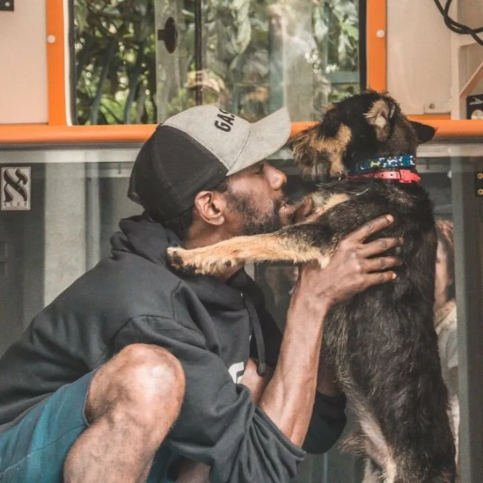 30 Photos That Document The Lives Of Homeless People And Their Dogs In Brazil Shared On This IG Page
