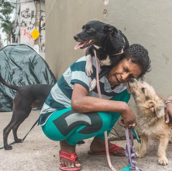 30 Photos That Document The Lives Of Homeless People And Their Dogs In Brazil Shared On This IG Page