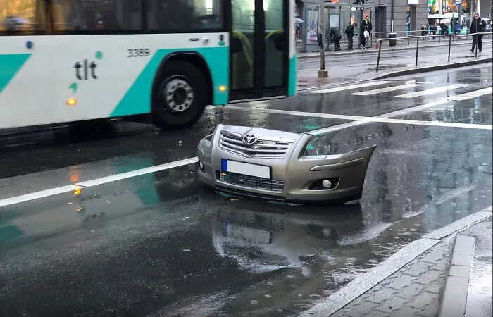 Esta foto del parachoques de un coche tomada después de un accidente parece pertenecer a un coche que viene de otra dimensión