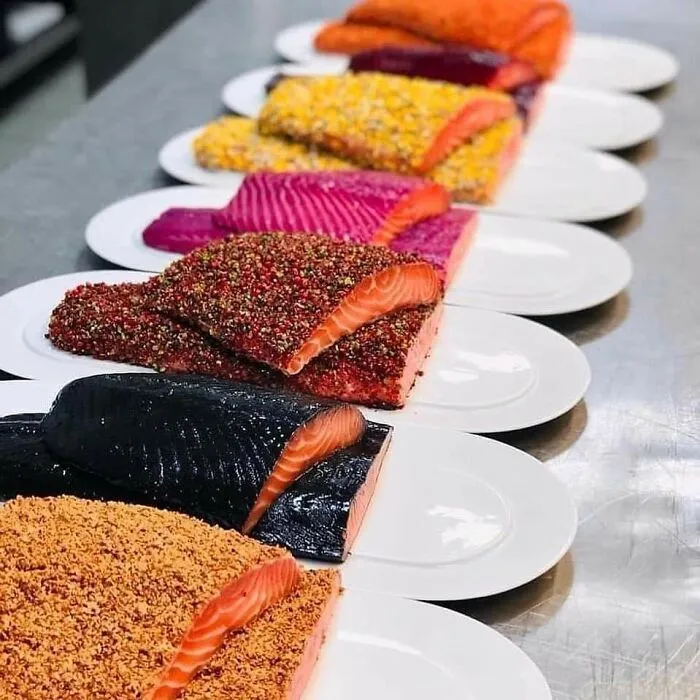 Sandalias de colores vibrantes