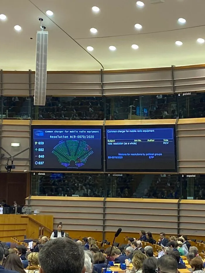 European Parliament Has Voted In Favour Of A Universal Charger For Mobile Devices. 582 - 40