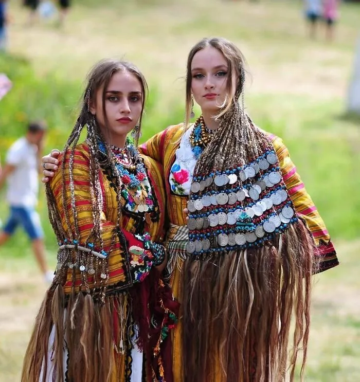 Vestidos y trenzas tradicionales del pueblo Pomak de Startsevo, Bulgaria
