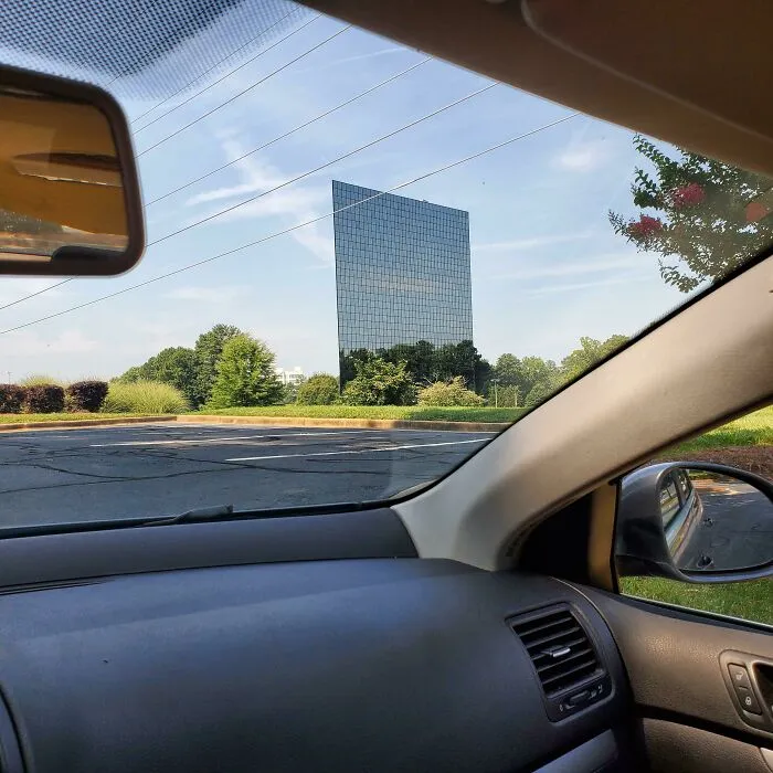 Este edificio parece ser una sola pared de ventanas